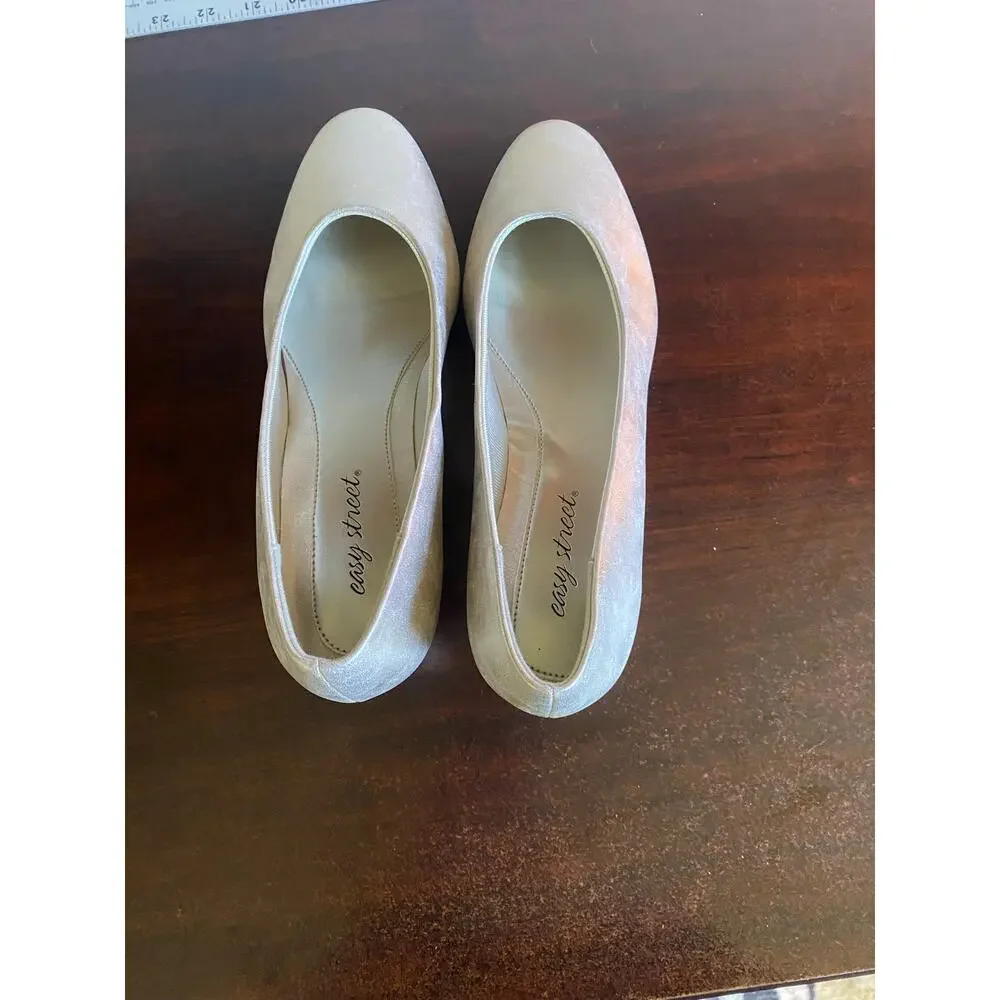 NWOT Easy Street Champagne Gold Pumps 10WW